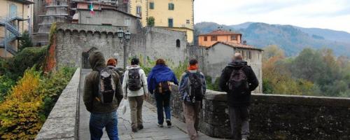 Touristes près de Castelnuovo di Garfagnana